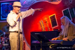 Makky and pianist Eric Bikales