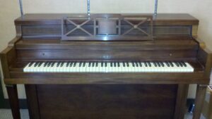 Everett Console Piano