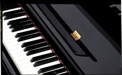 Yamaha SU7 Piano