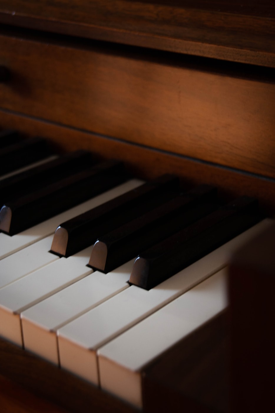 brown piano