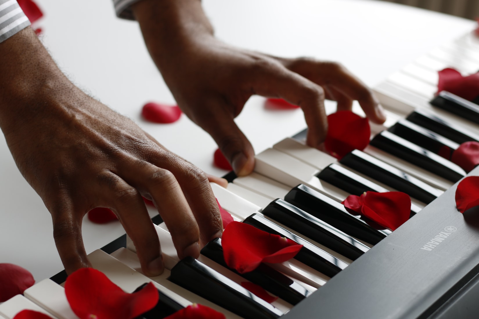 yamaha keyboard with rose petals