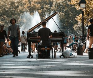 piano in plaza